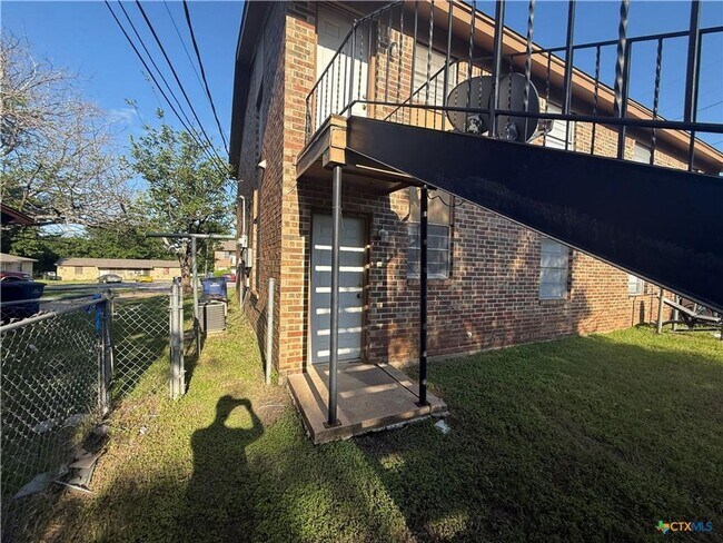 Building Photo - 601 Westview Cir