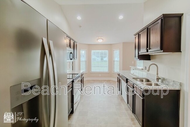 Building Photo - 246 Macarthur Dr