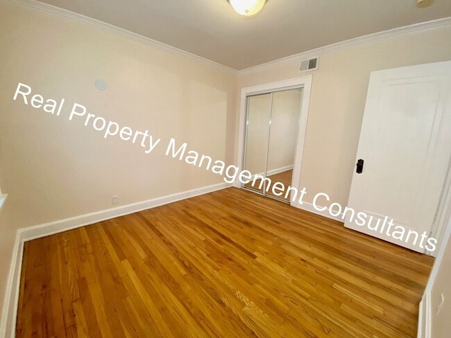 Building Photo - 2-Bed Apartment Close to the Plaza