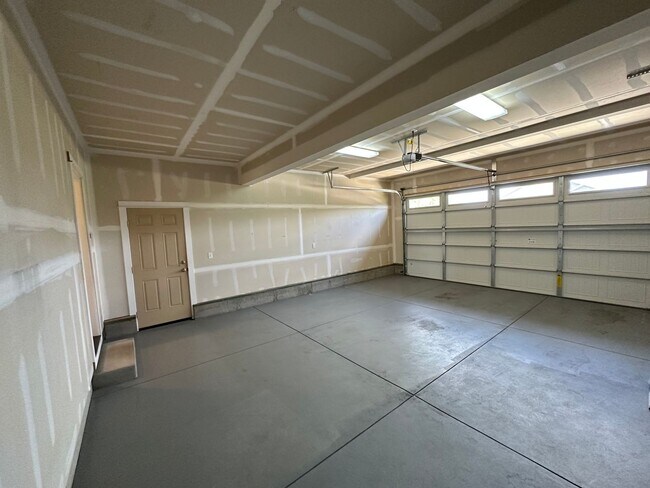 Building Photo - Charming and Modern Redmond Home: Pet-Friendly, Two-Car Garage, and More!