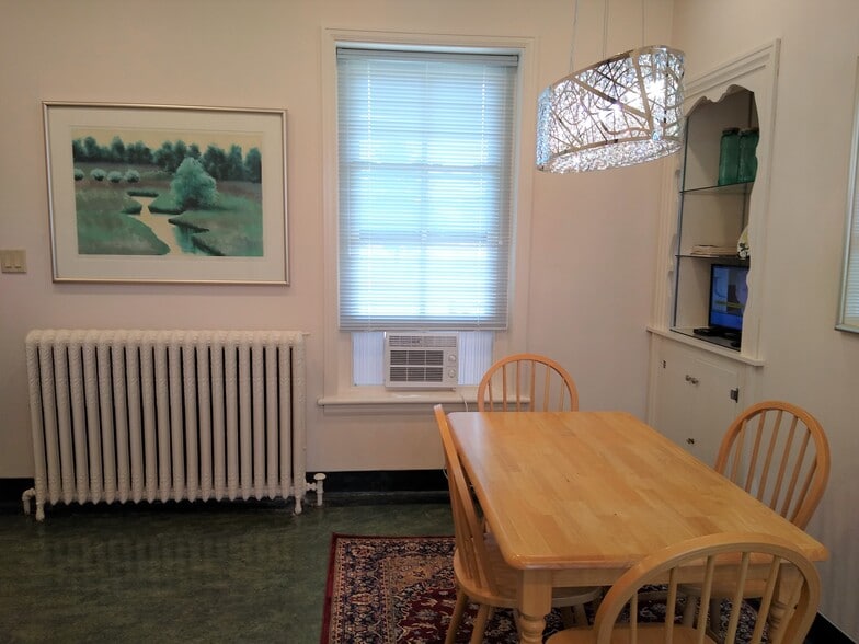 Kit. - 501 E Mississippi Dr