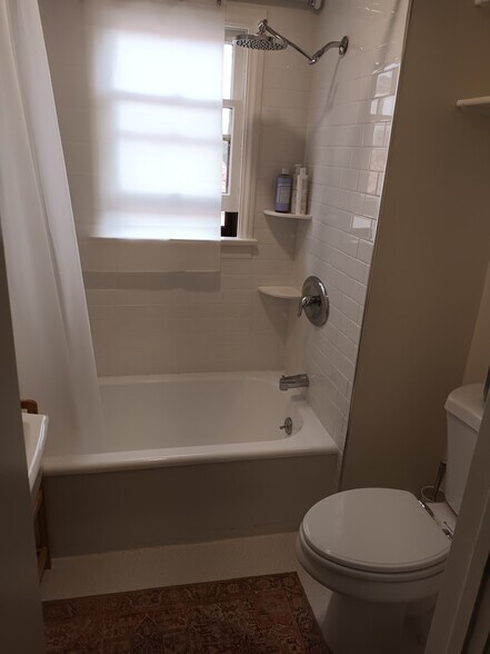 Full bath - 359 Heather Heights Ct