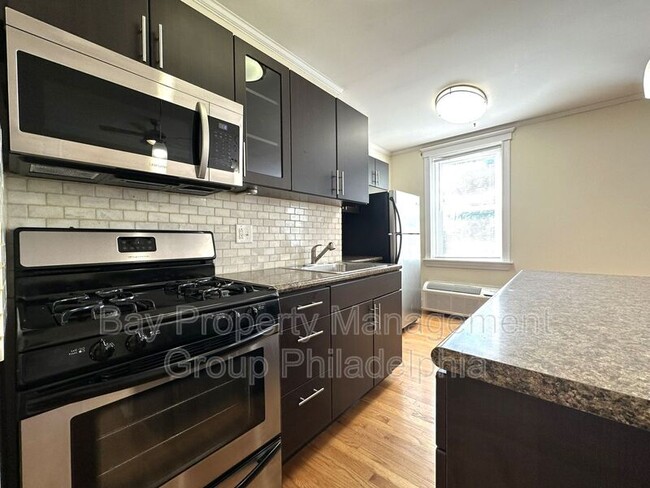 Building Photo - 437 W School House Ln