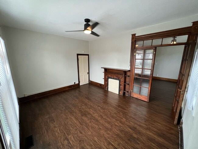 Building Photo - 700 W Powers St