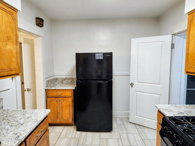 Building Photo - 618 N Estrella St