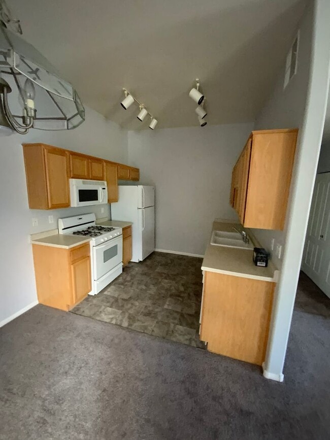 Building Photo - N.W. GATED COZY CONDO W/ COMMUNITY POOL AND SPA