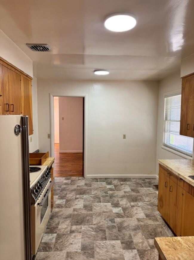 Building Photo - SINGLE LEVEL, 3 BEDROOM HOME WITH DETACHED...