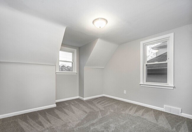 Building Photo - Stunning 2 bedroom home in Brookline available July 15!