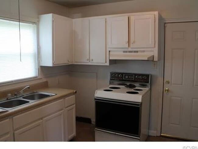 Building Photo - 2 bed 1 bath house in Richmond