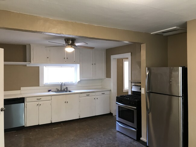 Building Photo - 4 bedroom 2 bath next to Chico State. Watc...