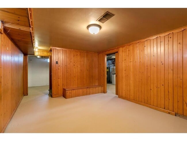 Building Photo - 723 Laurel Ave
