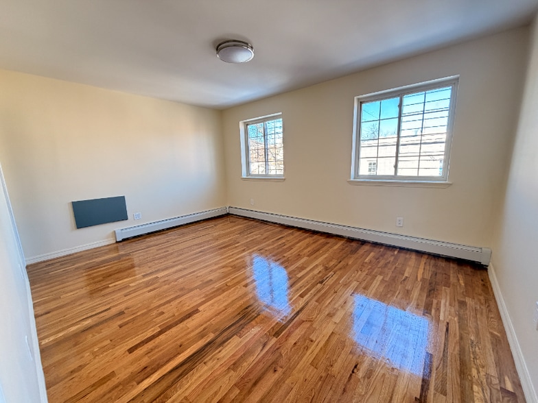 Building Photo - 1039 E 223rd St