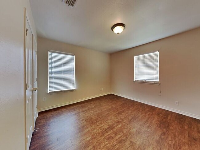 Building Photo - No Application Fees* $500 off first month....