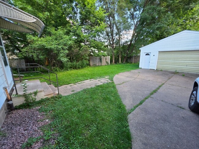 Building Photo - 513 Putnam Dr