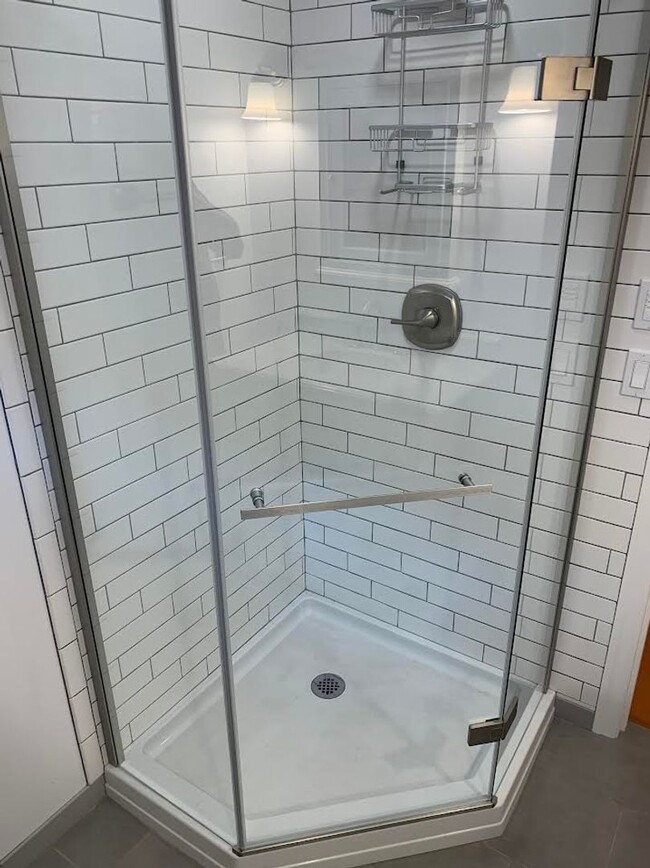 Building Photo - Impecable Remodel of Historic Eastmoreland Gem