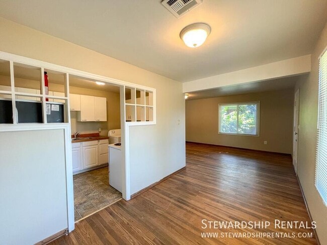 Building Photo - 2009 NW Tyler Ave