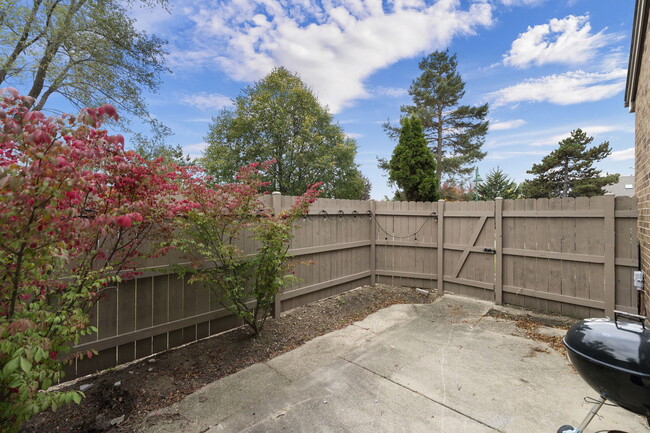 Building Photo - 136 Mohawk Trail