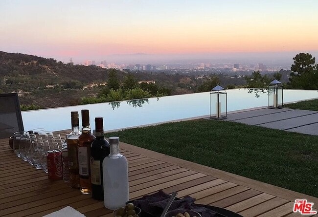 Building Photo - 2528 Westridge Rd