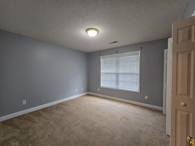 Building Photo - 3563 Beacon Dr