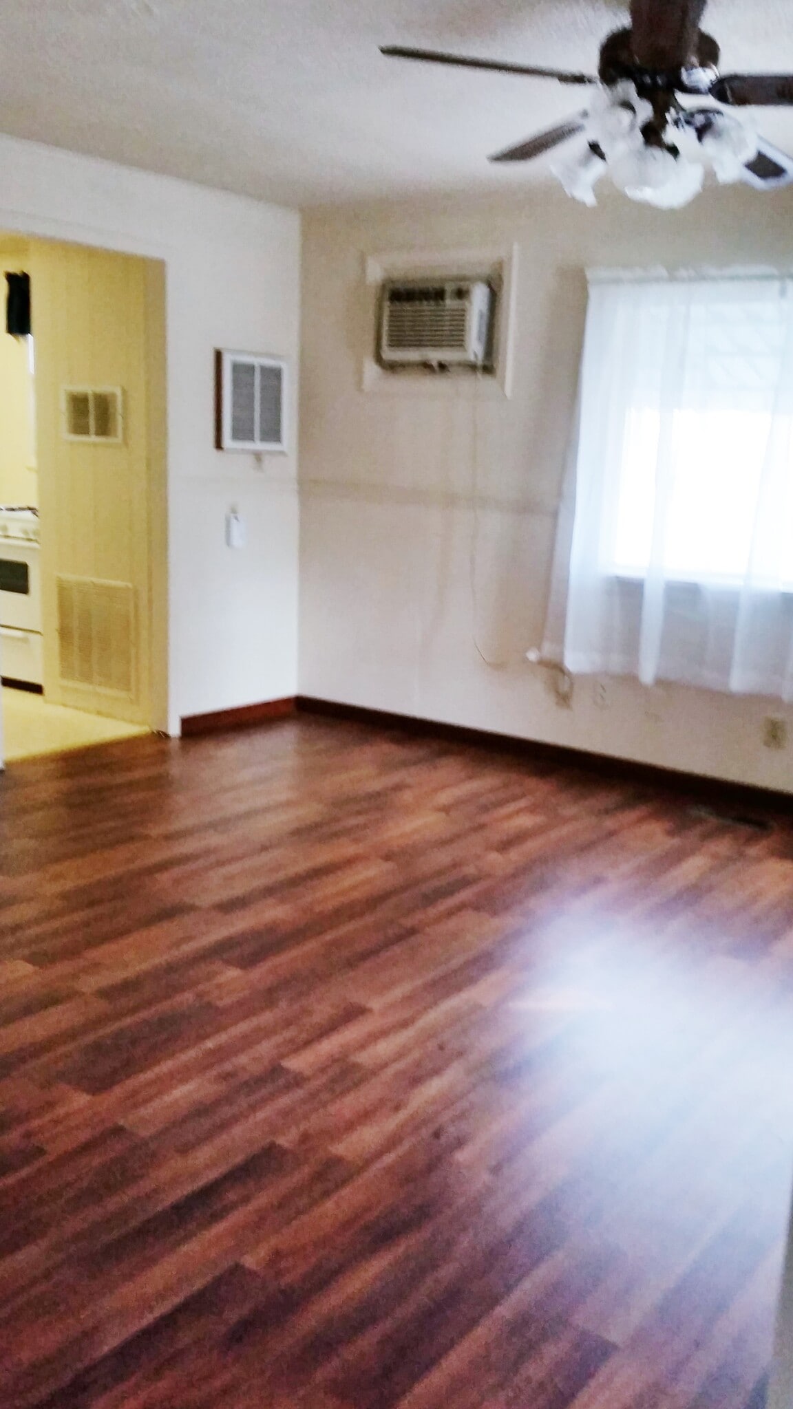 Building Photo - 906 W 3rd St