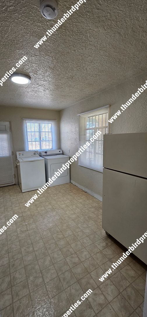 Building Photo - Ross Duplex