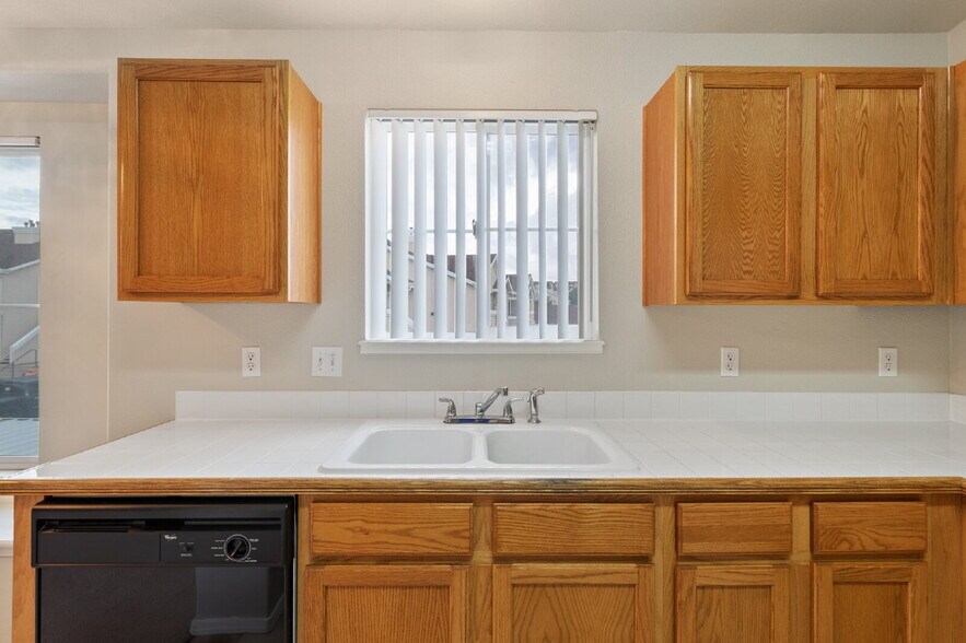 Building Photo - Stylish 3-Bed Condo in Gated Community – J...