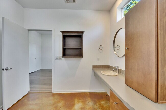 Building Photo - 3808 Menchaca Rd
