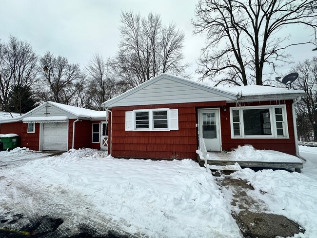 Primary Photo - Two Bedroom One Bathroom Available in Battle Creek