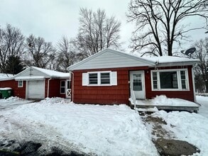 Building Photo - Two Bedroom One Bathroom Available in Battle Creek