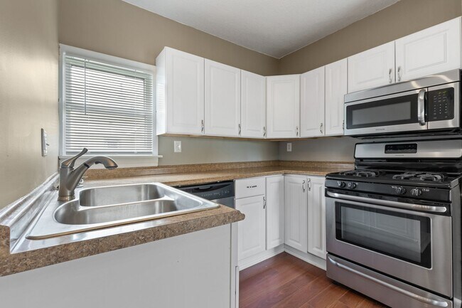 Building Photo - 3BR/1 Bath Lower Level Duplex in Northeast...
