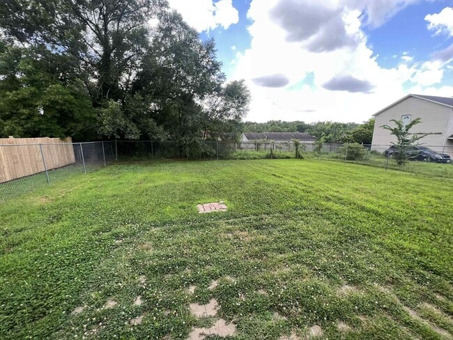 Building Photo - COMING SOON: CUTE 3 BEDROOM / 2 BATHROOM HOUSE IN CARTERVILLE MO!! FENCED IN YARD AND GARAGE!!