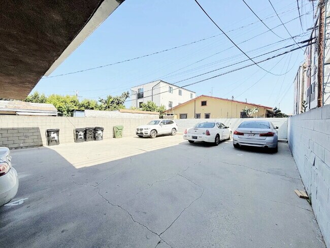 Building Photo - 1343 W 36th St
