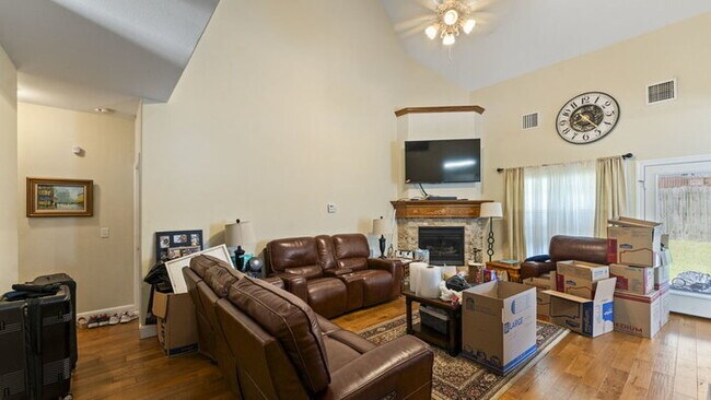 Building Photo - 3900 SW Grey Hawk Dr