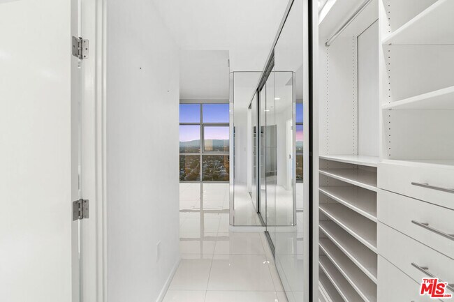 Building Photo - 13700 Marina Pointe Dr