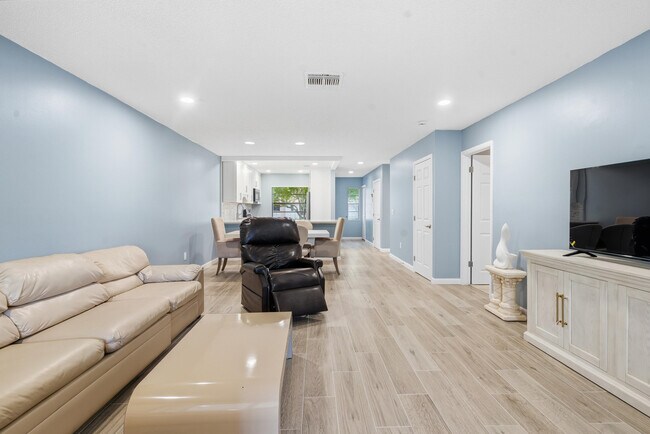 Building Photo - 9292 Vista Del Lago