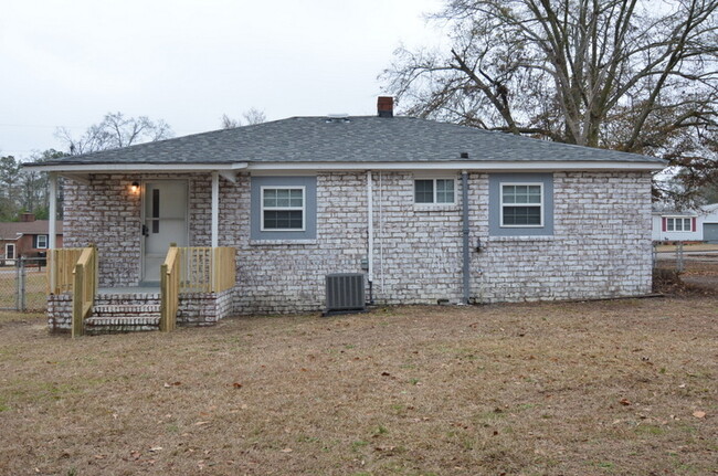 Building Photo - Nice 3 Bedroom w/ Great Fenced Back Yard