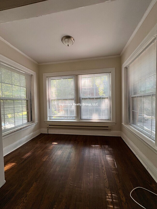 Building Photo - 945 Judson Ave
