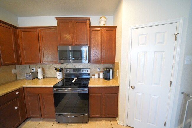 Building Photo - Beautifully Maintained Home in Schertz Now Available. Realtor Commission: $500
