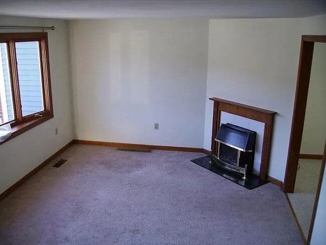 Building Photo - 3 bed 1/5 bath Townhome available 8/15/25
