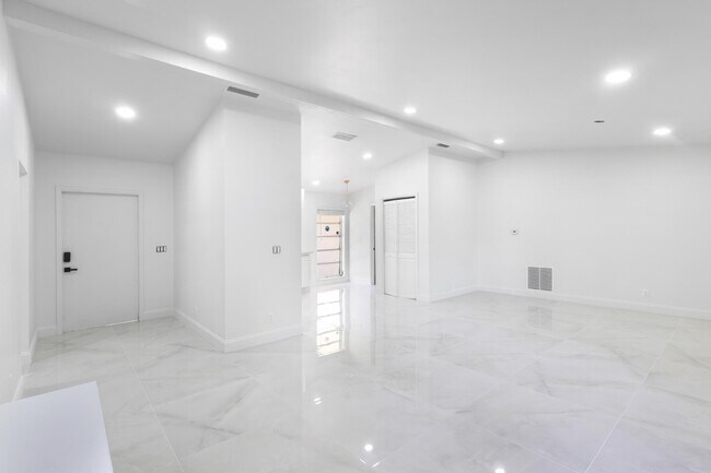 Building Photo - 16790 Glasgow Dr E