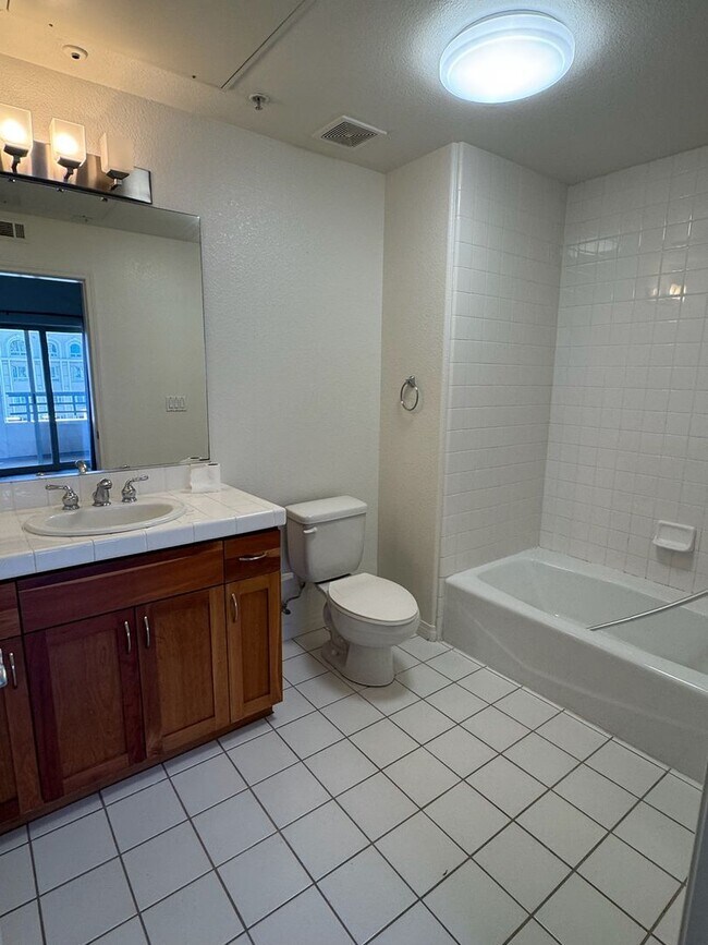Building Photo - Amazing Downtown Unit Available For Rent!!!