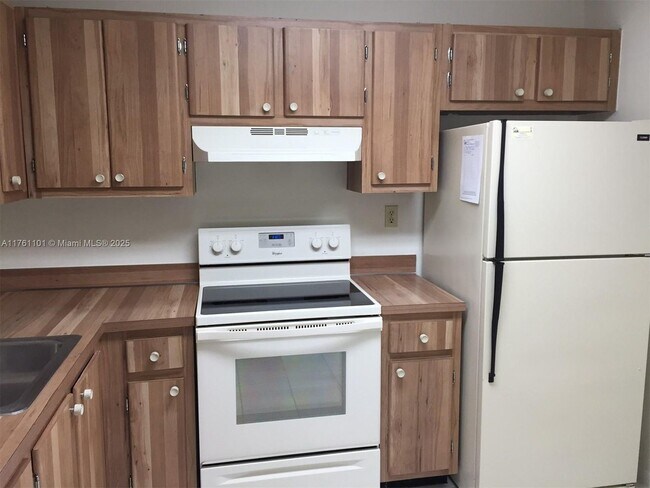 Building Photo - 10855 SW 112th Ave