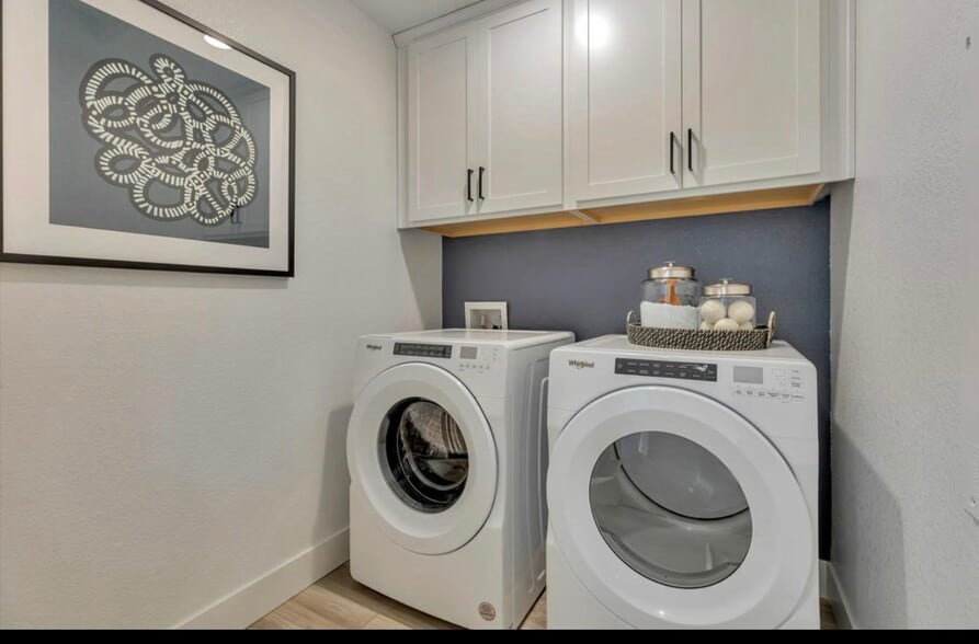 Building Photo - 1751 Eiffel St