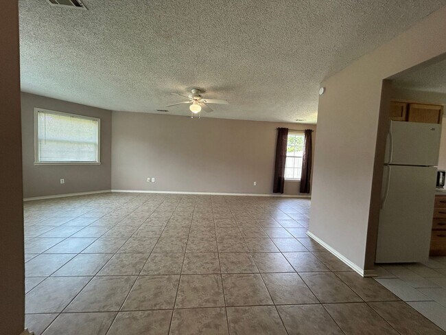 Building Photo - JUST REDUCED!!! 3 Bed / 2 Bath Extremely close to Wedington Exit!