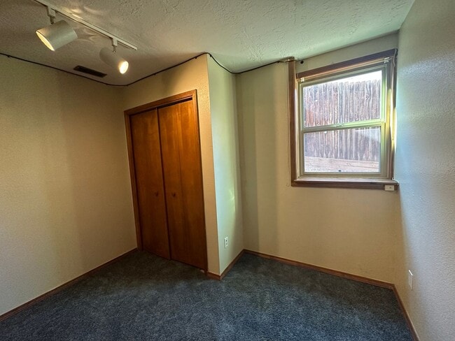 Building Photo - 3 Bedroom 2 Bathroom Home available to ren...