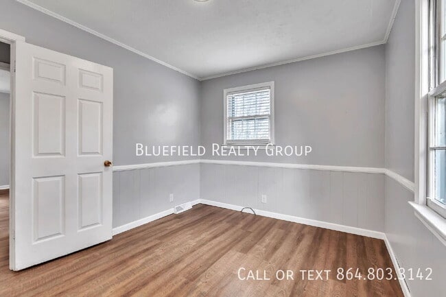 Building Photo - 107 111 River Rd Cir