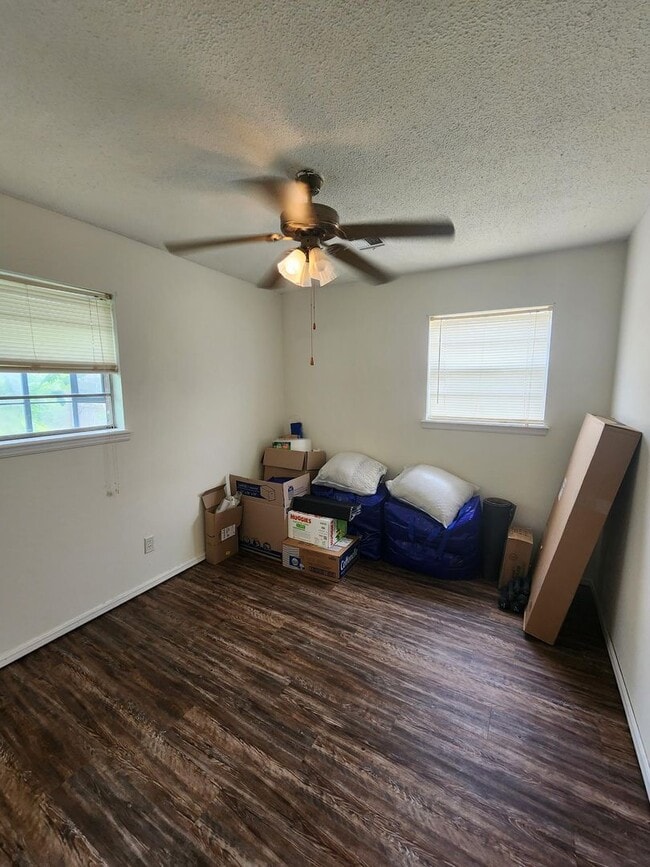 Building Photo - Darling Home in East Shawnee