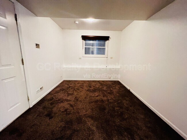 Building Photo - 1756 W Roscoe St