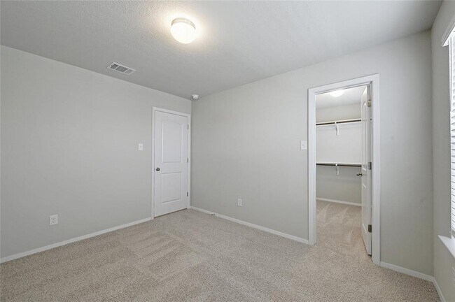 Building Photo - 215 Desperado Dr