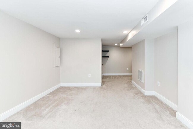Building Photo - 6014 Fort Hunt Rd